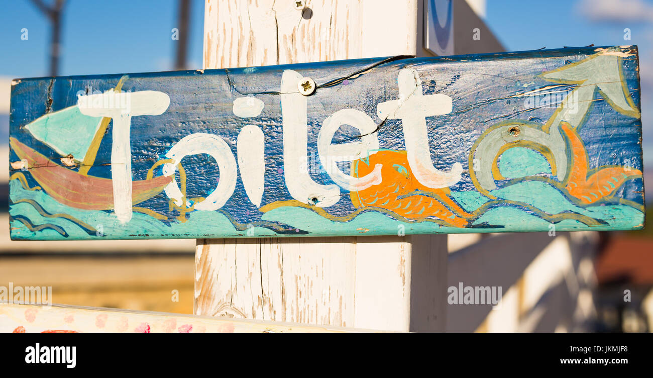 Handgemachte gemalte Inschrift Toilette, wc Schild Stockfoto