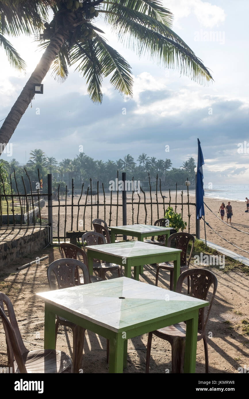 Ein Blick von Kabalana Beach in Ahangama in Sri Lanka. Stockfoto