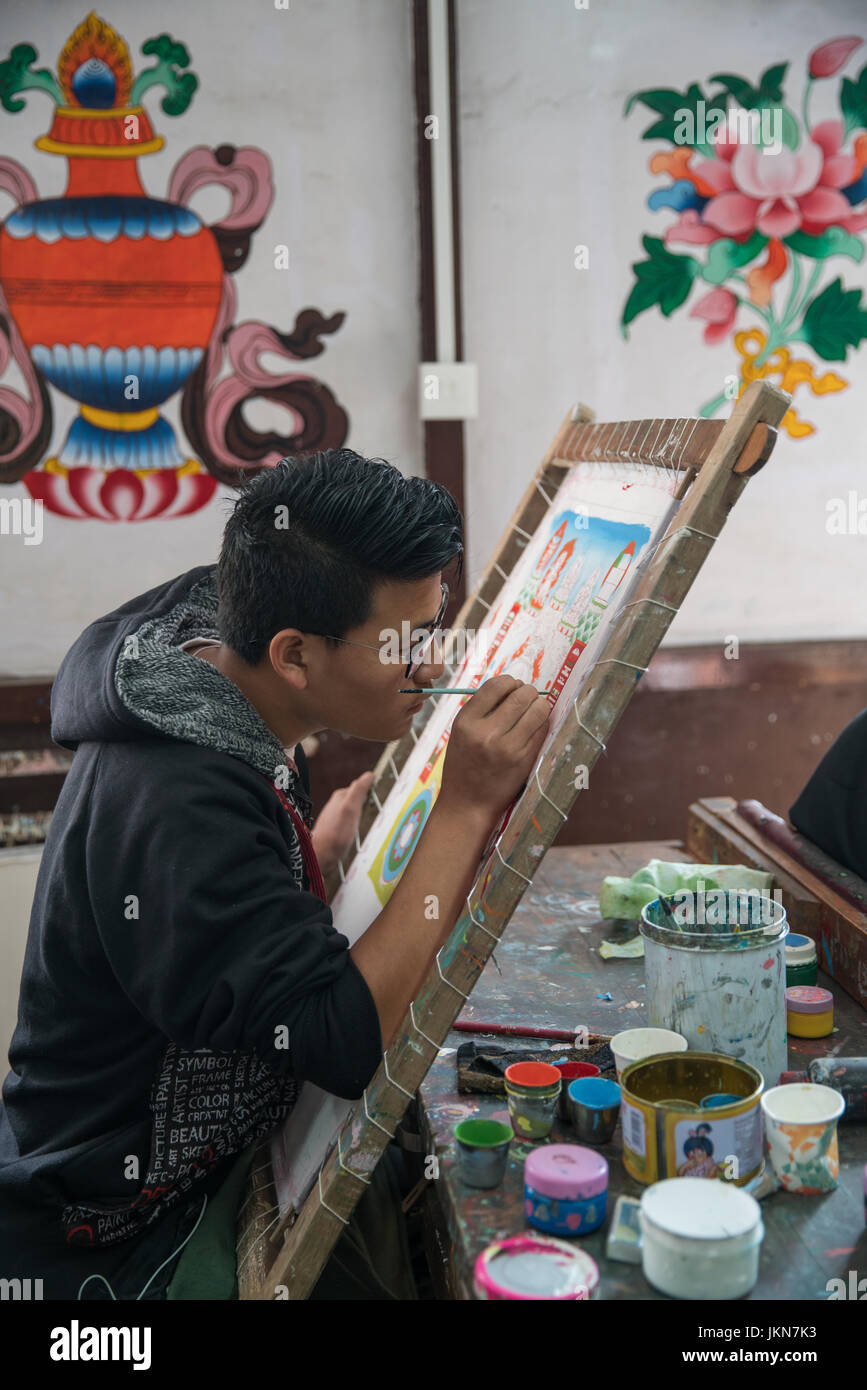 GANGTOK, Indien - 3. Dezember 2016: Trainee in der Ausbildung in der traditionellen Thangkamalerei an die an die Direktion von Kunsthandwerk & Handlooms Stockfoto