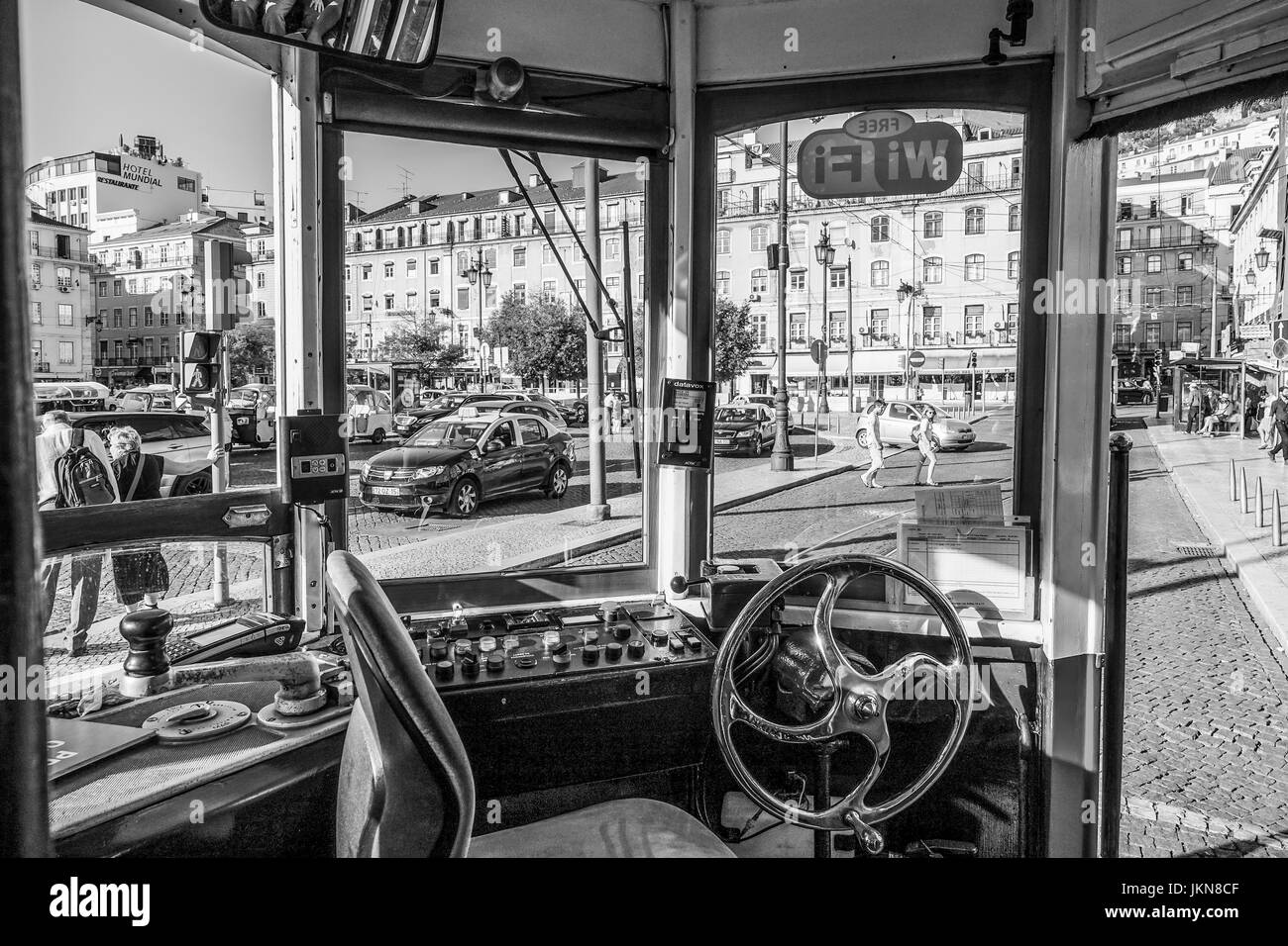 Die berühmte Straßenbahn Electrico in den Straßen von Lissabon - typische Ansicht - Lissabon-2017 Stockfoto