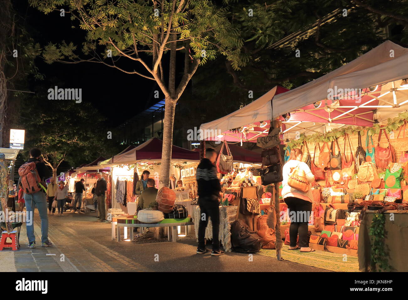 Menschen besuchen kollektive Nachtmarkt in Brisbane Australien. Stockfoto