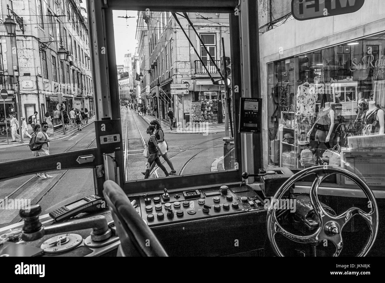 Blick von einer alten Electrico Straßenbahn in Lissabon - Wahrzeichen der Stadt - Lissabon-2017 Stockfoto