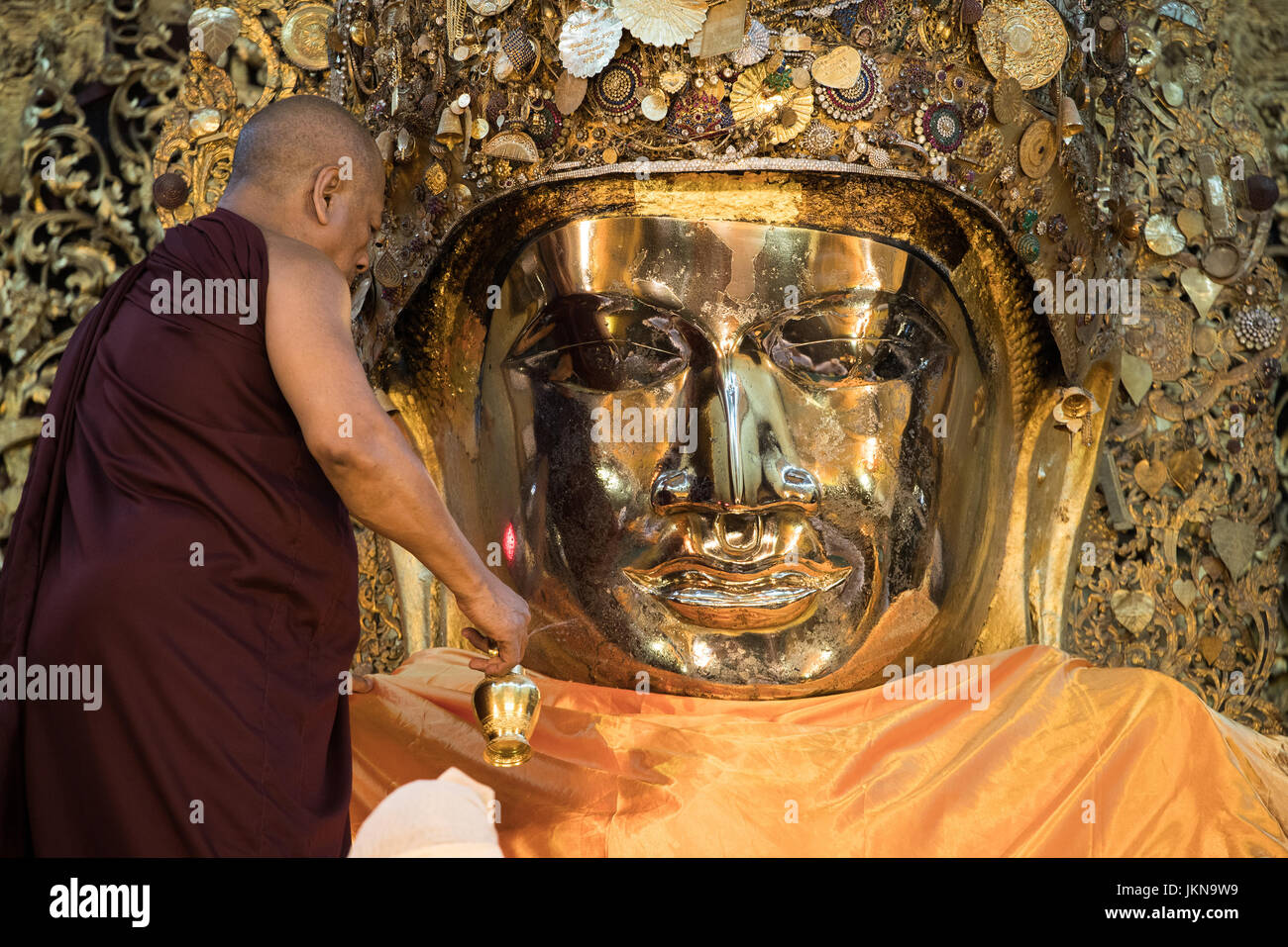 MANDALAY, MYANMAR - Februar 2: Burmesische Völker besuchen und beten in der Mahamuni-Buddha-Tempel, im morgendlichen Ritual der Gesichtswäsche Mahamuni-Buddha. Es " Stockfoto