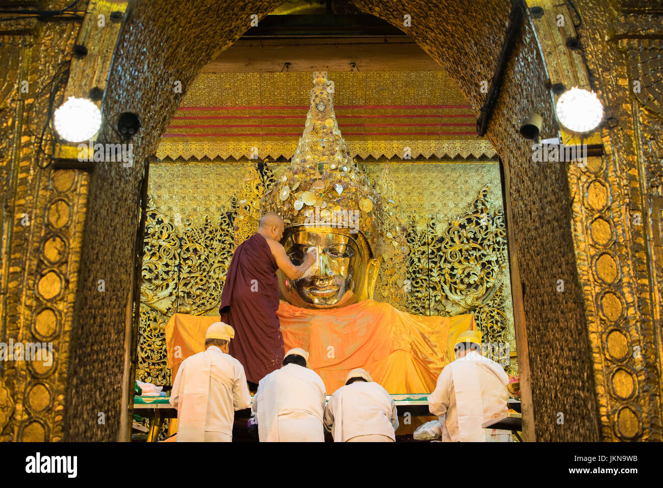 MANDALAY, MYANMAR - Februar 2: Burmesische Völker besuchen und beten in der Mahamuni-Buddha-Tempel, im morgendlichen Ritual der Gesichtswäsche Mahamuni-Buddha. Es " Stockfoto