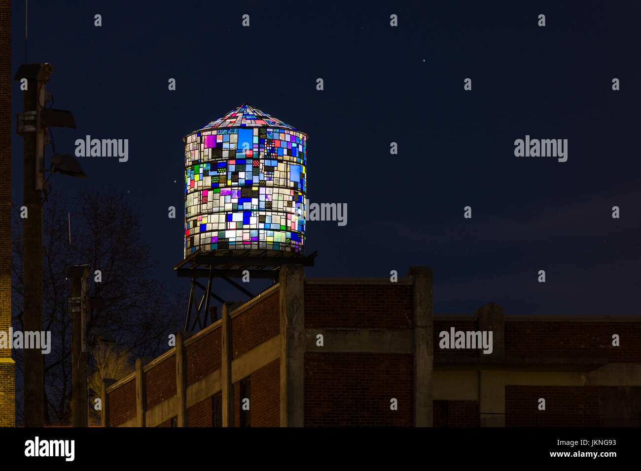 Tom Fruin Wasserturm 3 beleuchtet RV Ingersoll bei 334 Furman Straße in der Nacht mit Interieur zeigt farbiges Glas Stockfoto