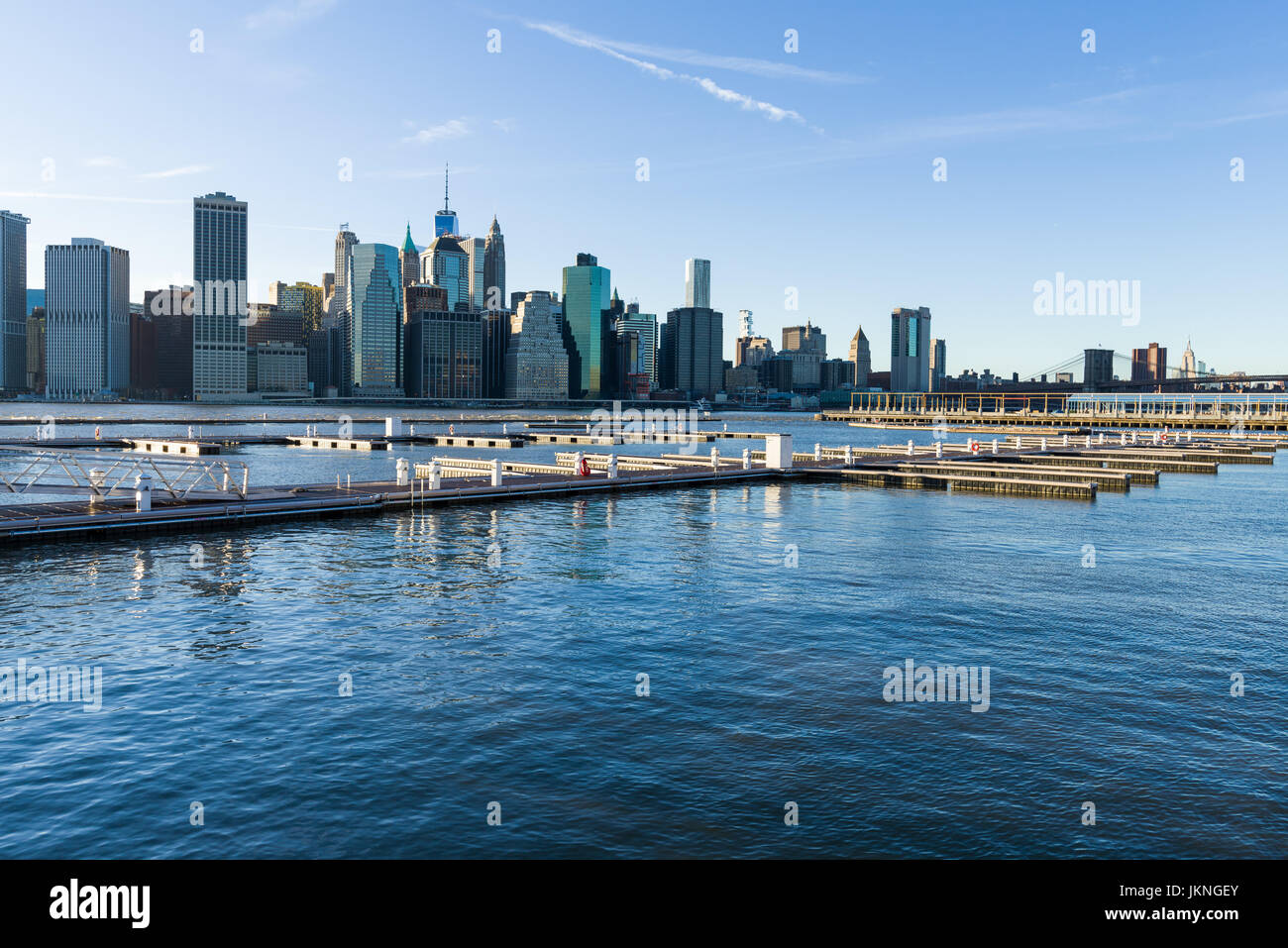 Brooklyn Heights Promenade mit East River Docks in Richtung Manhattan, New York, USA Stockfoto