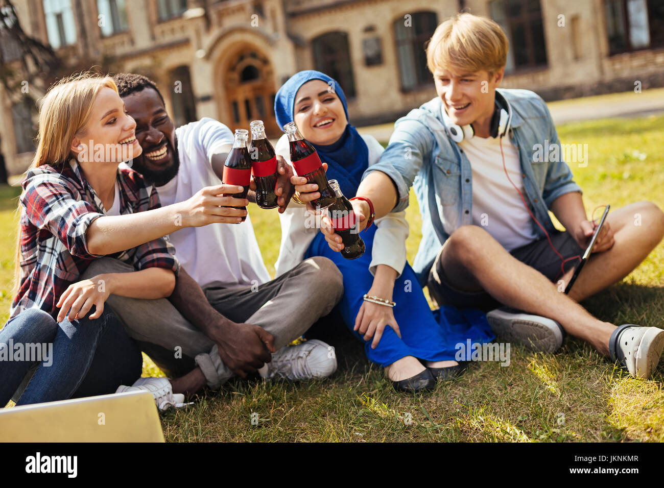 Junge easy-Going-Freunde Spaß nach dem Unterricht Stockfoto