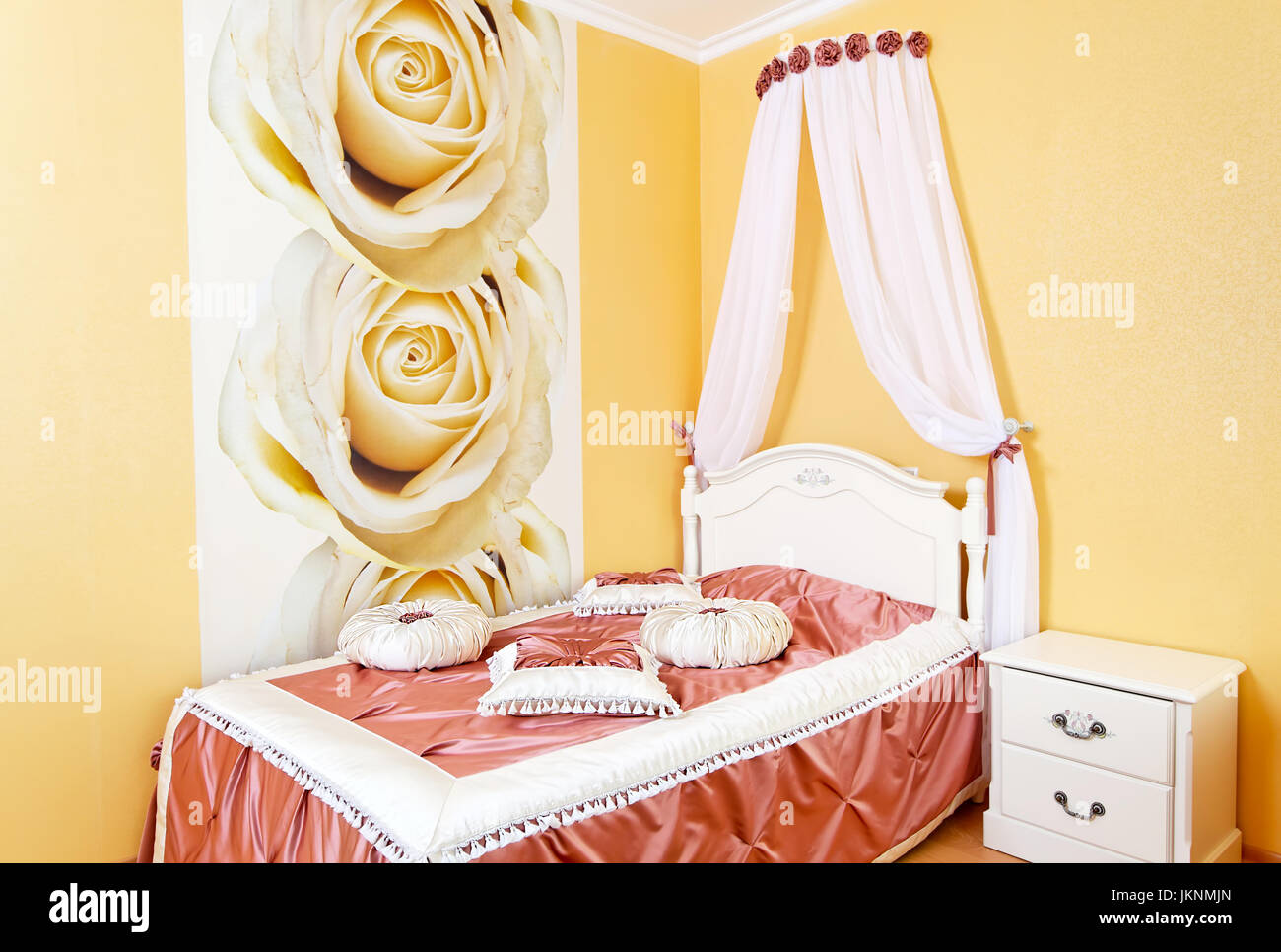 Schöne Schlafzimmer Gelb Innenraum mit Rosen und Stoff Kissen Stockfoto