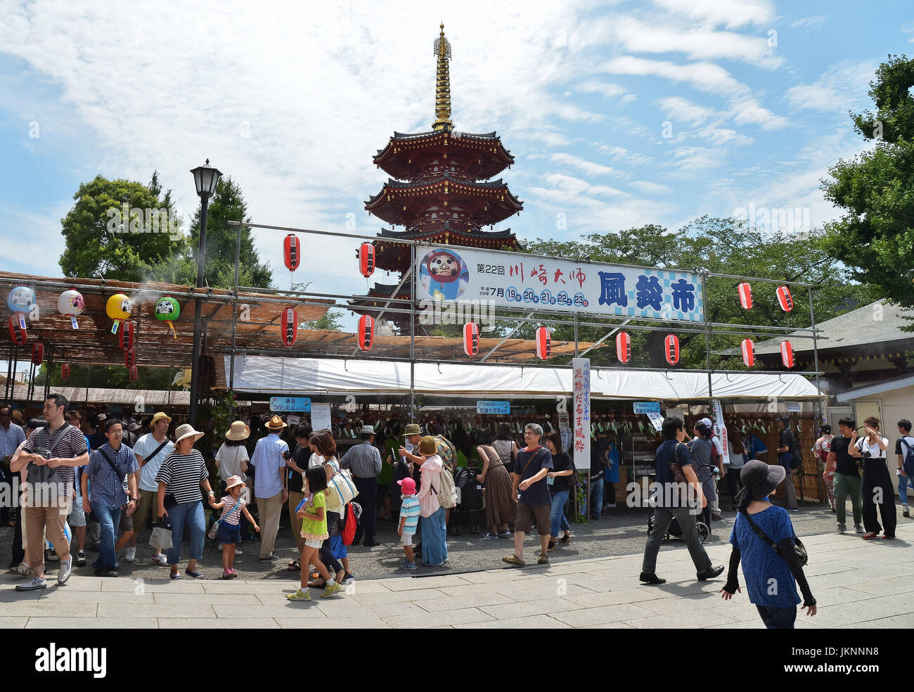 Tausende Besucher werden bei der "Wind Chimes Markt (Furin-Ichi)" bei Kawasaki Daishi Heikenji Tempel in Kawasaki, Präfektur Kanagawa, Japan am 22. Juli 2017 zu sehen. Dieser Markt ist auf 900 bunt und verschiedene Arten von Windspiele von dreißig tausend Stücke aus ganz Japan verkauft. Bildnachweis: AFLO/Alamy Live-Nachrichten Stockfoto