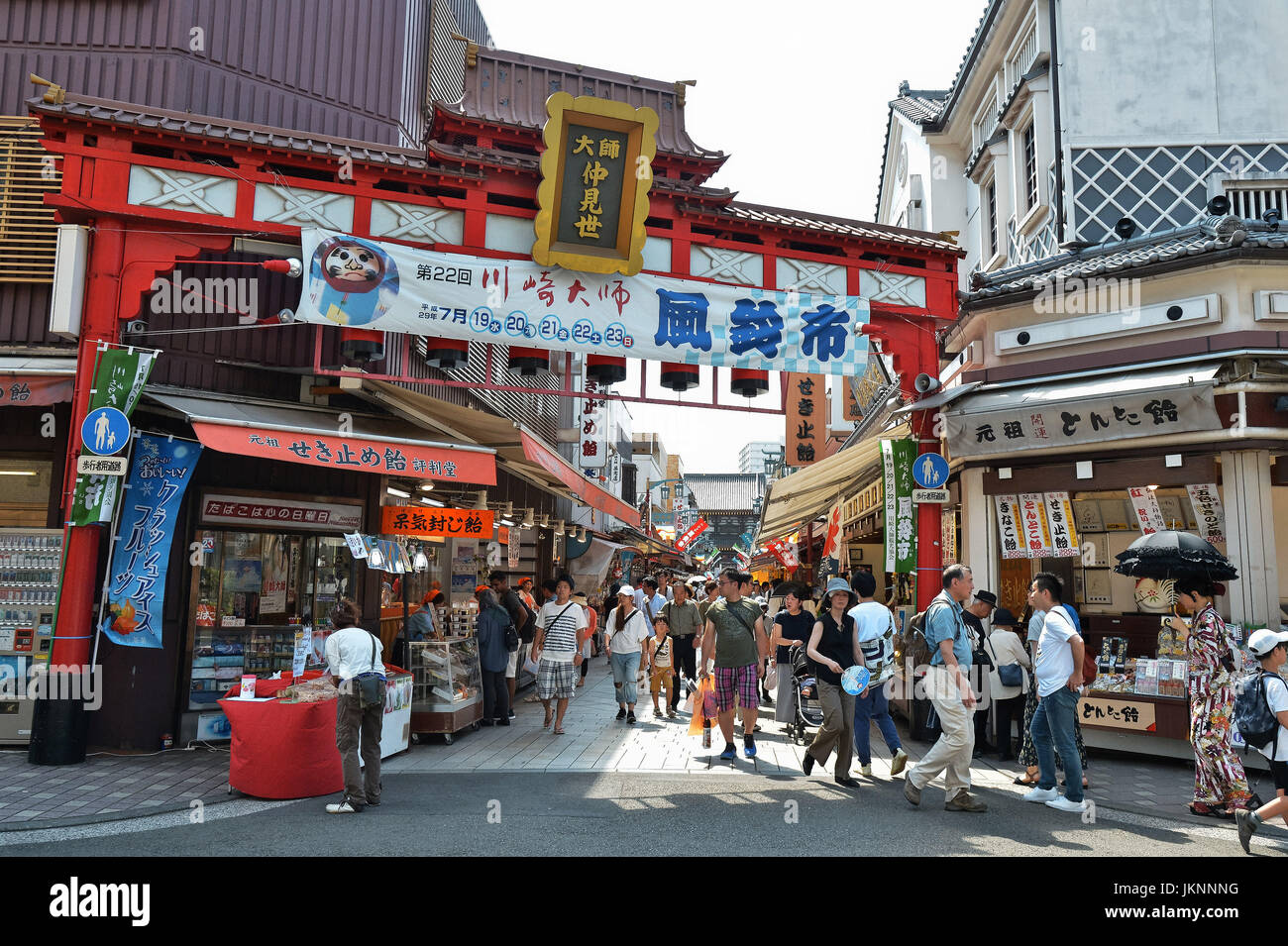 Tausende Besucher werden bei der "Wind Chimes Markt (Furin-Ichi)" bei Kawasaki Daishi Heikenji Tempel in Kawasaki, Präfektur Kanagawa, Japan am 22. Juli 2017 zu sehen. Dieser Markt ist auf 900 bunt und verschiedene Arten von Windspiele von dreißig tausend Stücke aus ganz Japan verkauft. Bildnachweis: AFLO/Alamy Live-Nachrichten Stockfoto