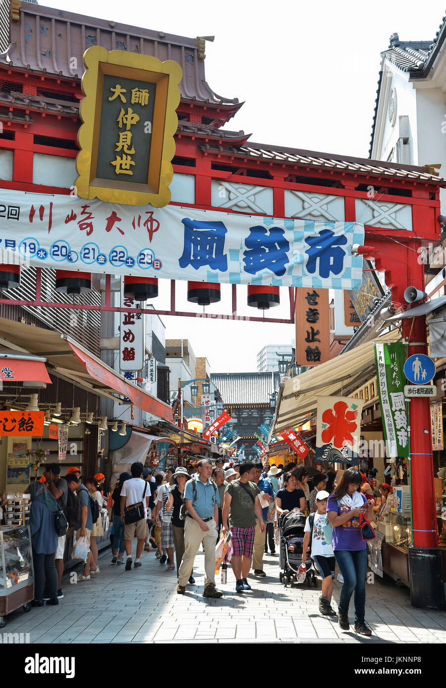Tausende Besucher werden bei der "Wind Chimes Markt (Furin-Ichi)" bei Kawasaki Daishi Heikenji Tempel in Kawasaki, Präfektur Kanagawa, Japan am 22. Juli 2017 zu sehen. Dieser Markt ist auf 900 bunt und verschiedene Arten von Windspiele von dreißig tausend Stücke aus ganz Japan verkauft. Bildnachweis: AFLO/Alamy Live-Nachrichten Stockfoto