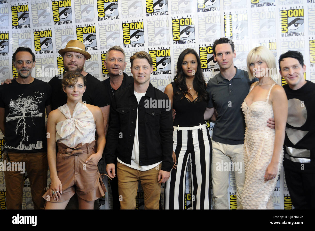 Alexander Siddig, Drew Powell, Camren Bicondova, Sean Pertwee, Ben McKenzie, Jessica Lucas, Cory Michael Smith, Erin Richards und Robin Lord Taylor besucht die "Gotham" Pressenlinie während der Comic-Con International 2017 im Hilton Bayfront am 22. Juli 2017 in San Diego, Kalifornien. | Verwendung Weltweit/Picture alliance Stockfoto