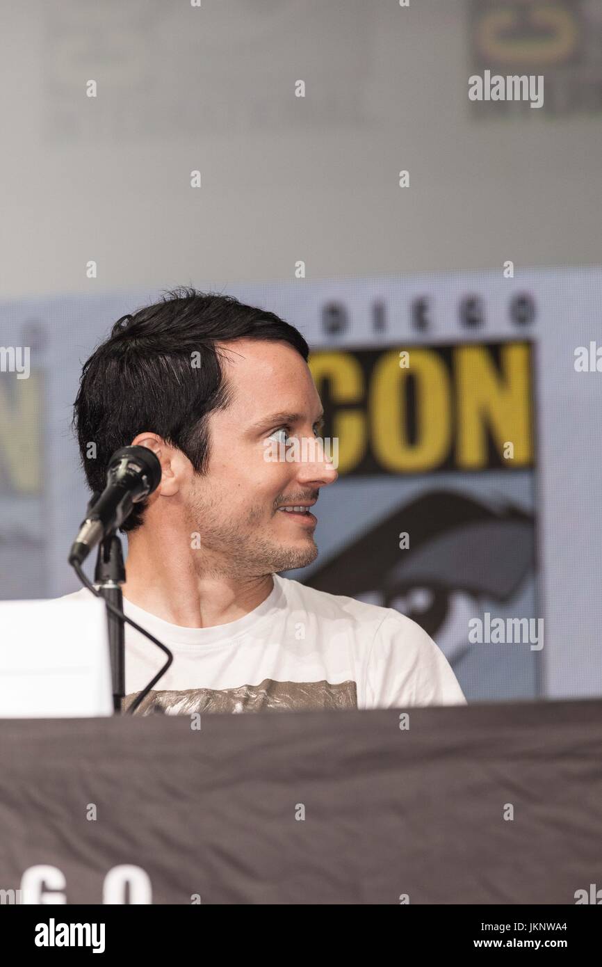 San Diego, USA. 23. Juli 2017. Comic-Con hüllt Finaltag in der Halle H mit Sternen, Elijah Wood (Todd Brotzman), Samuel Barnett (Dirk Gently), Hannah Marks (Amanda Brotzman), Jade Eshete (Farah Black), Fiona Dourif (Bart), Mpho Koaho (Ken), und neu in Staffel zwei, Alan Tudyk (Herr Priester) und Tyler Labine (Sherlock Hobbs), wenn sie auf Halle H mit Autor und ausführender Produzent Max Landis (hell) absteigen und Showrunner Robert Cooper (Stargate Atlantis). Moderiert von Kevin Smith.Seen hier: Elijah Wood Credit: Daren Fentiman/ZUMA Draht/Alamy Live News Stockfoto