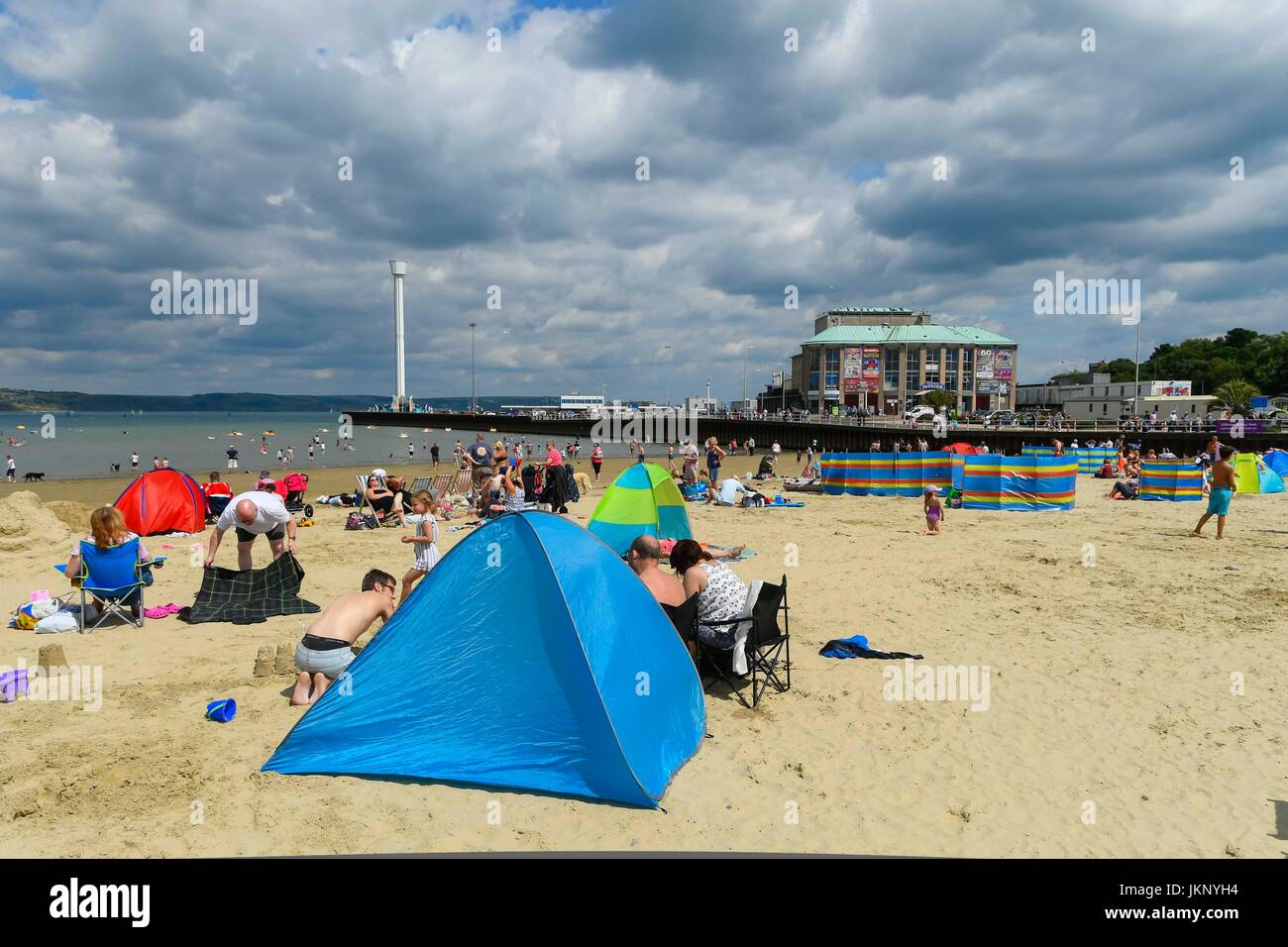 Weymouth, Dorset, UK. 24. Juli 2017. Großbritannien Wetter. Sonnenanbeter am Strand und genießen die Sonne und heißen Temperaturen an das Seebad Weymouth in Dorset. Bildnachweis: Graham Hunt/Alamy Live-Nachrichten Stockfoto