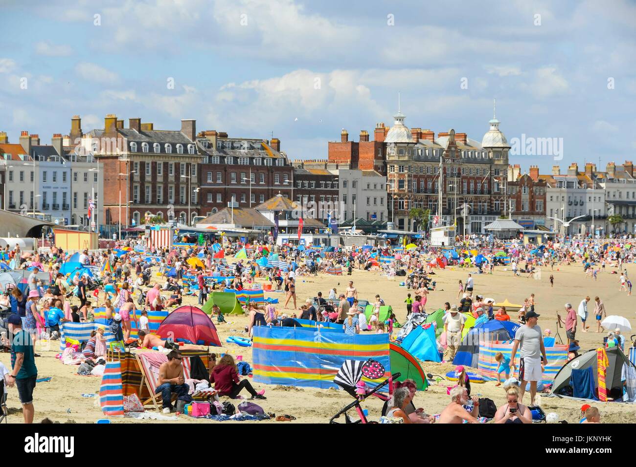 Weymouth, Dorset, UK. 24. Juli 2017. Großbritannien Wetter. Sonnenanbeter am Strand und genießen die Sonne und heißen Temperaturen an das Seebad Weymouth in Dorset. Bildnachweis: Graham Hunt/Alamy Live-Nachrichten Stockfoto