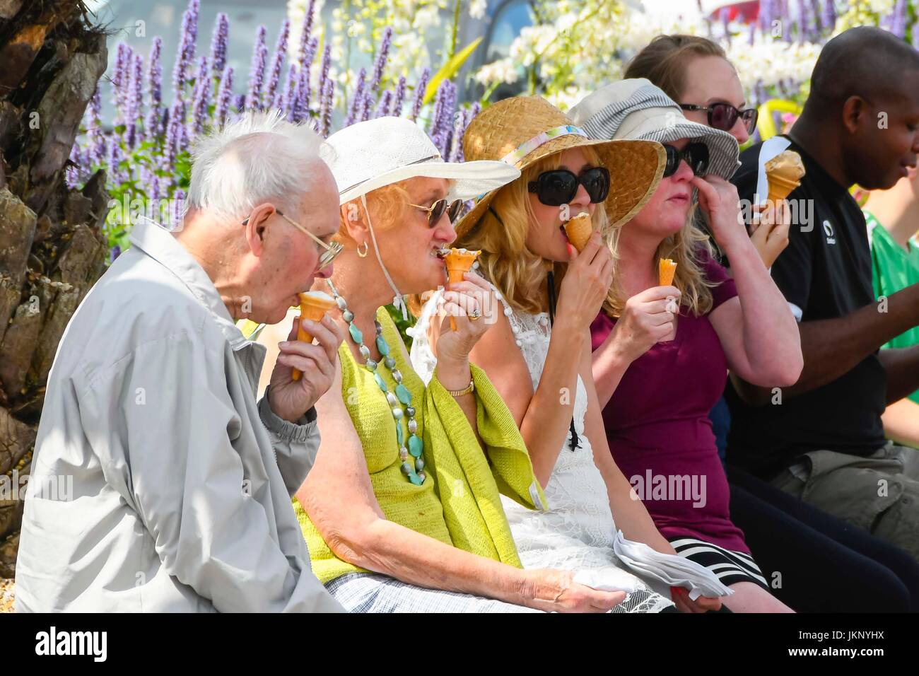 Weymouth, Dorset, UK. 24. Juli 2017. Großbritannien Wetter. Eis essen, wie sie die Sonne und heißen Temperaturen an das Seebad Weymouth in Dorset genießen Urlauber. Bildnachweis: Graham Hunt/Alamy Live-Nachrichten Stockfoto