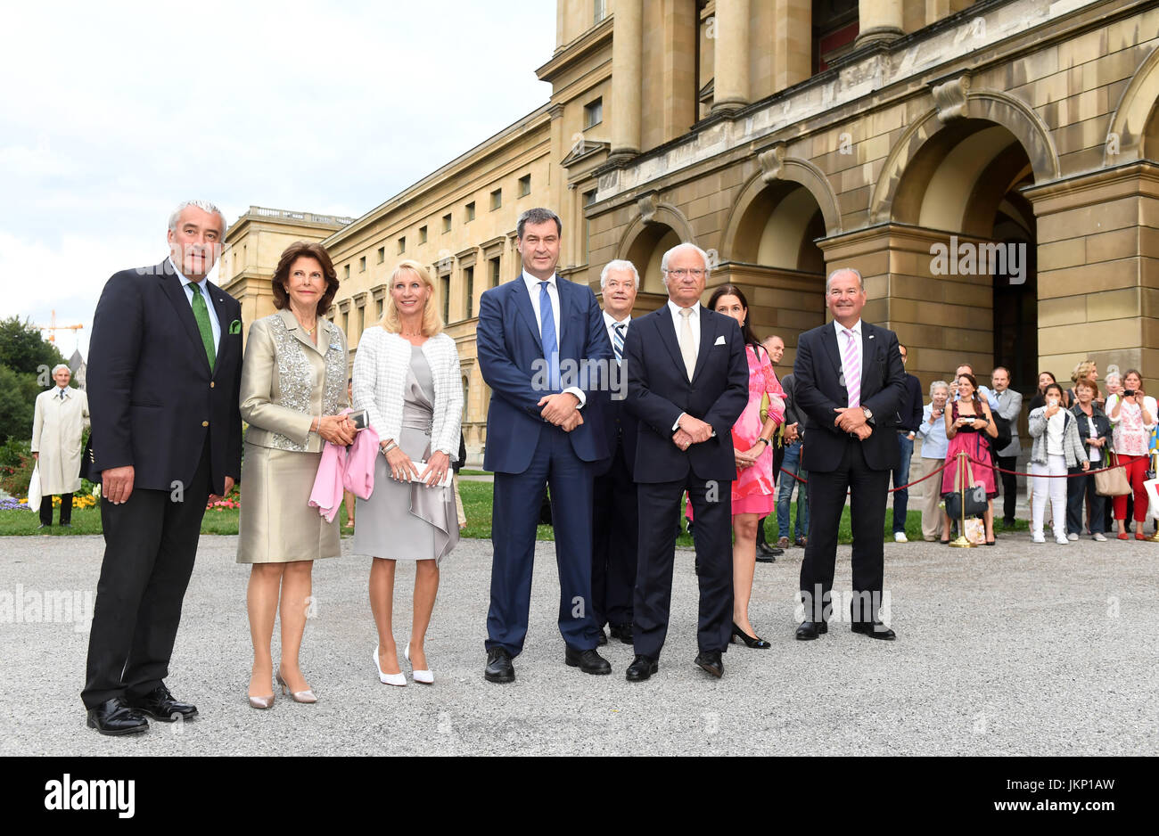 München, Deutschland. 24. Juli 2017. Bayerischer Kultusminister Ludwig Spaenle (CSU, l-R), Schwedens Königin Silvia, Karin Baumüller-Soeder, ihr Ehemann bayerischen Finance Minister Markus Soeder (CSU), Vizepräsident der Konzertgesellschaft Muenchen, Helmut Pauli, Schwedens König Carl Gustaf, Bettina Pauli, die Ehefrau von H. Pauli (versteckt) und schwedischen Botschafter pro Thoeresson außerhalb der Residenz in München, Deutschland, 24. Juli 2017. Das schwedische Königspaar besucht ein Konzert von der Arena di Verona-Ensemble. Foto: Tobias Hase/Dpa/Alamy Live News Stockfoto