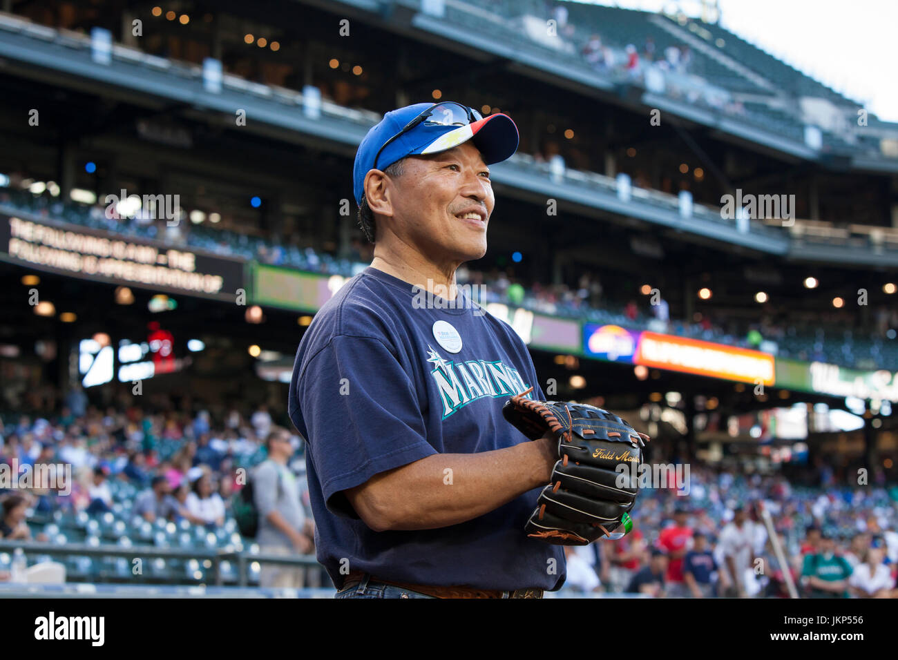 Seattle, Washington, USA. 24. Juli 2017. Seattle, Washington: Senator des Staates und Bürgermeisterkandidat Bob Hasegawa bei den Seattle Mariners vs. Boston Red Sox Spiel bei Safeco Field. Der Senator erschien mit Sheila Burrus, Executive Director der Filipino Gemeinschaft von Seattle, die erste Seillänge in Filipino Heritage Nacht zu werfen. Hasegawa, ein langjähriger Arbeit und soziale Gerechtigkeit Aktivist aus Stadtteil Beacon Hill, hat der 11. Bezirk der Legislative seit Januar 2013 vertreten. Bildnachweis: Paul Christian Gordon/Alamy Live-Nachrichten Stockfoto