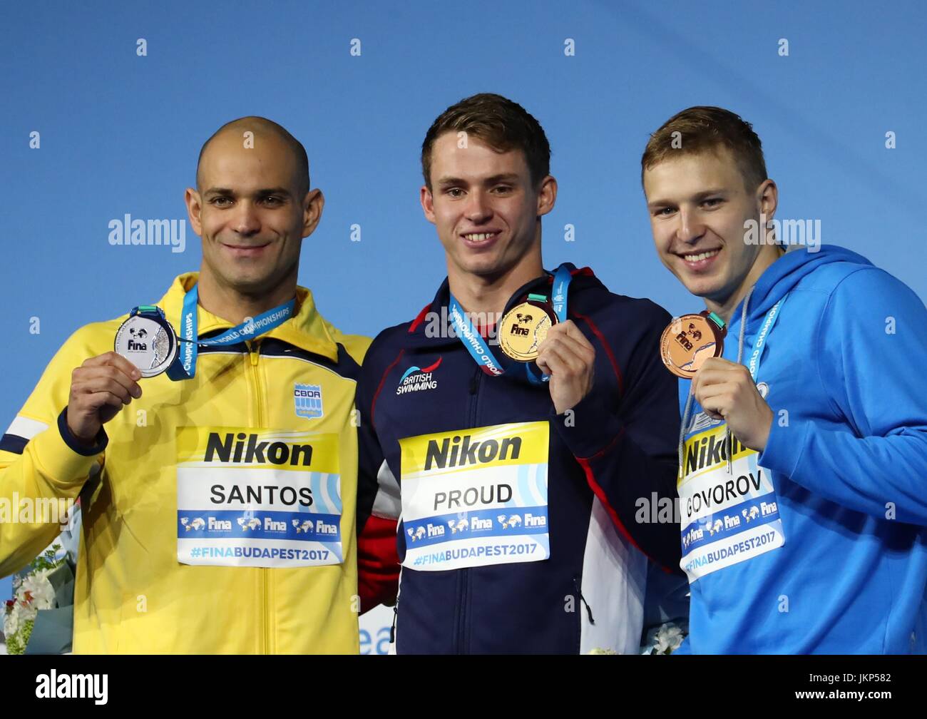 Budapest. 24. Juli 2017. Goldmedaillengewinner Benjamin Proud (C) of Britain posiert mit Silbermedaillengewinner Nicholas Santos (L) von Brasilien und Bronzemedaillengewinner Andrii Govorov der Ukraine während der Preisverleihung für die Männer 50 Meter Schmetterling Schwimmen bei den 17. FINA-Weltmeisterschaften in Budapest, Ungarn am 24. Juli 2017. Bildnachweis: Gong Bing/Xinhua/Alamy Live-Nachrichten Stockfoto