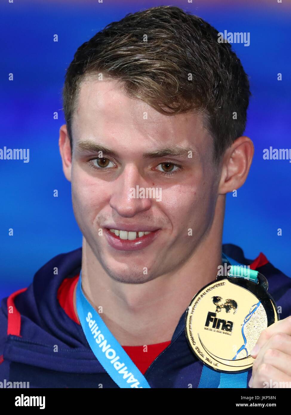 Budapest. 24. Juli 2017. Benjamin Proud of Britain zeigt seine Medaille nach der Preisverleihung für die Männer 50 Meter Schmetterling Schwimmen bei den 17. FINA-Weltmeisterschaften in Budapest, Ungarn am 24. Juli 2017. Benjamin Proud holte sich den Titel mit 22,75 Sekunden. Bildnachweis: Gong Bing/Xinhua/Alamy Live-Nachrichten Stockfoto