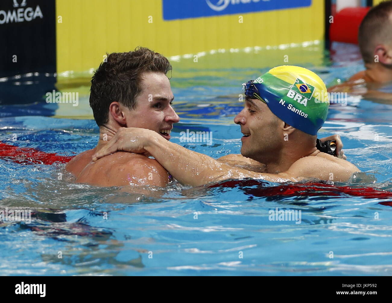 Budapest. 24. Juli 2017. Benjamin stolz (L) von Großbritannien feiert mit Nicholas Santos von Brasilien nach den Herren 50 Meter Schmetterling Schwimmen bei den 17. FINA-Weltmeisterschaften in Budapest, Ungarn am 24. Juli 2017. Benjamin Proud holte sich den Titel mit 22,75 Sekunden, und Nicholas Santos nahm die Silbermedaille mit 22,79 Sekunden. Bildnachweis: Ding Xu/Xinhua/Alamy Live-Nachrichten Stockfoto