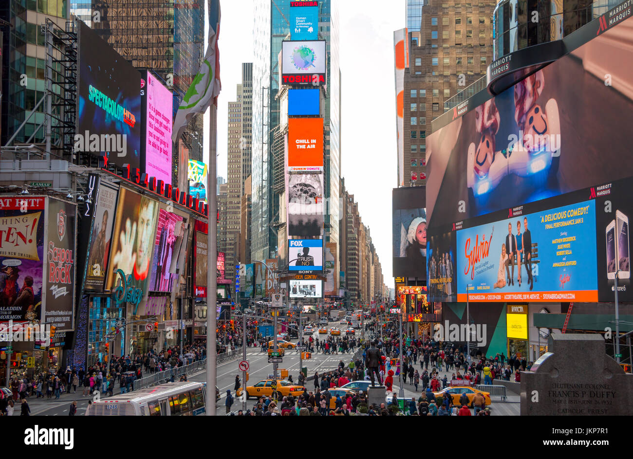 USA, New York City. Tagsüber. Eine Menge Menschen, Autos und Werbung am Times Square. Nur zur redaktionellen Verwendung Stockfoto