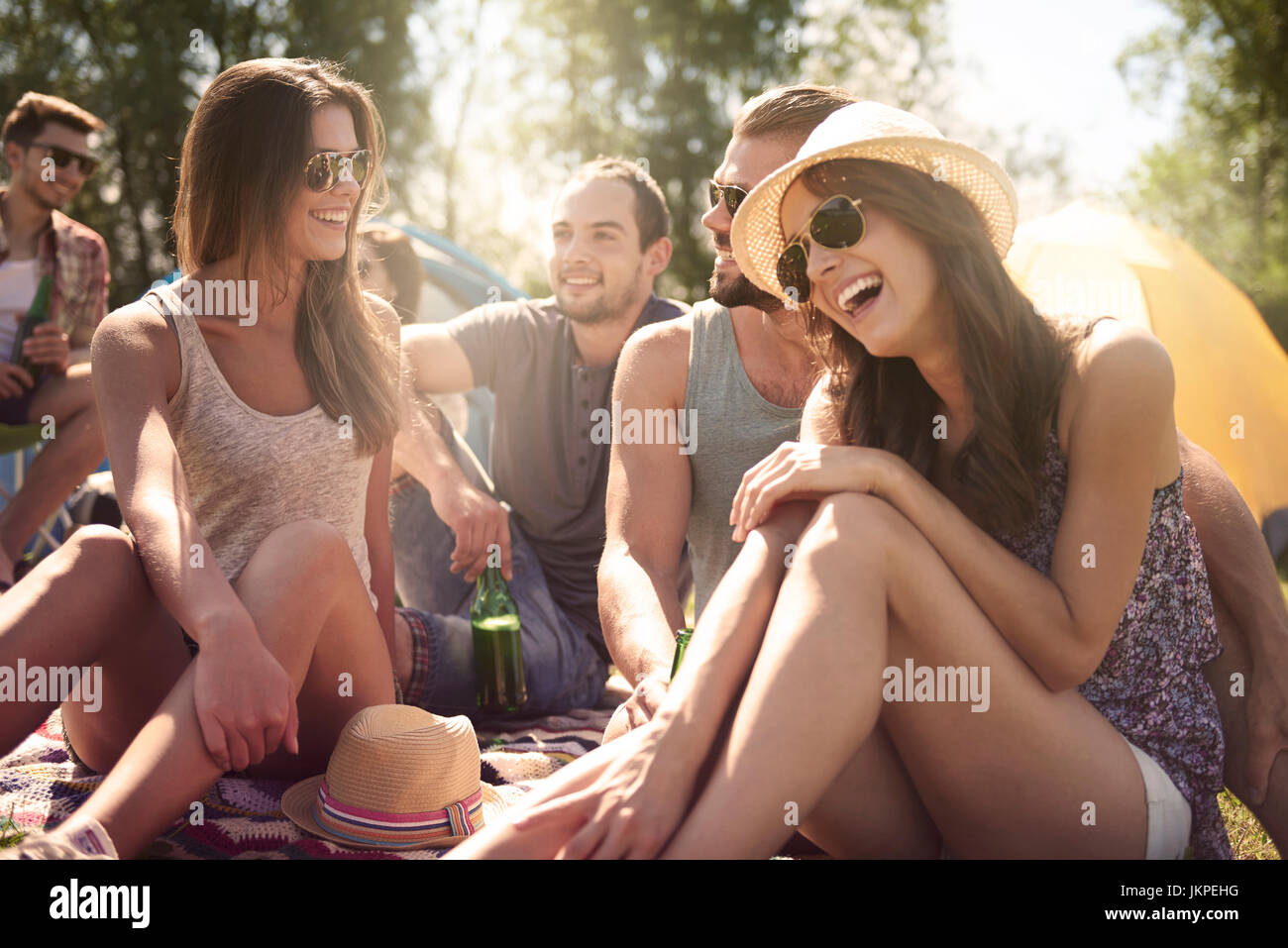 Gruppe von Freunden reden und Lachen am Strand Stockfoto
