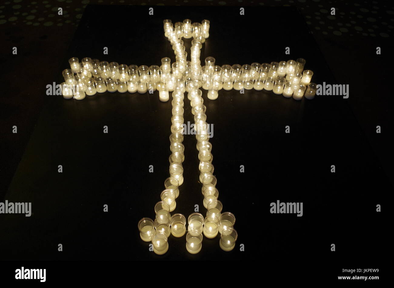 Kreuz mit Kerzen gemacht. Religion und Spiritualität Stockfoto
