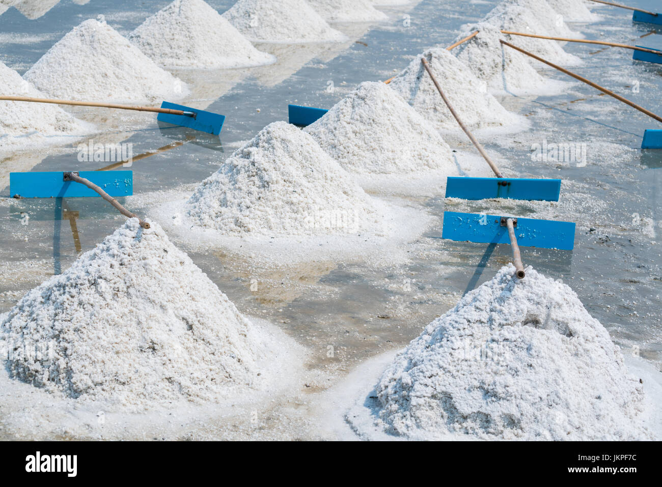 Haufen von Meersalz im ursprünglichen Salz produzieren Bauernhof machen aus natürlichen salzigen Meerwasser vorbereiten der letzte Prozess vor schickte es an Industrie Verbraucher Stockfoto