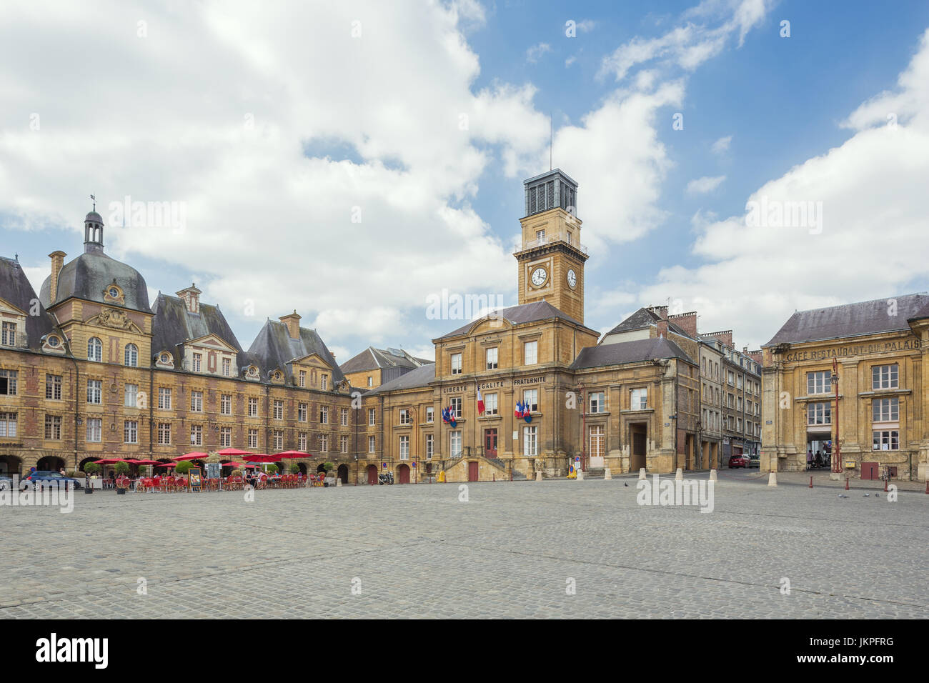 Editorial: SEDAN, Frankreich, 18. Juni 2017 - Blick auf den Place Ducale in der Mitte der Stadt Stockfoto