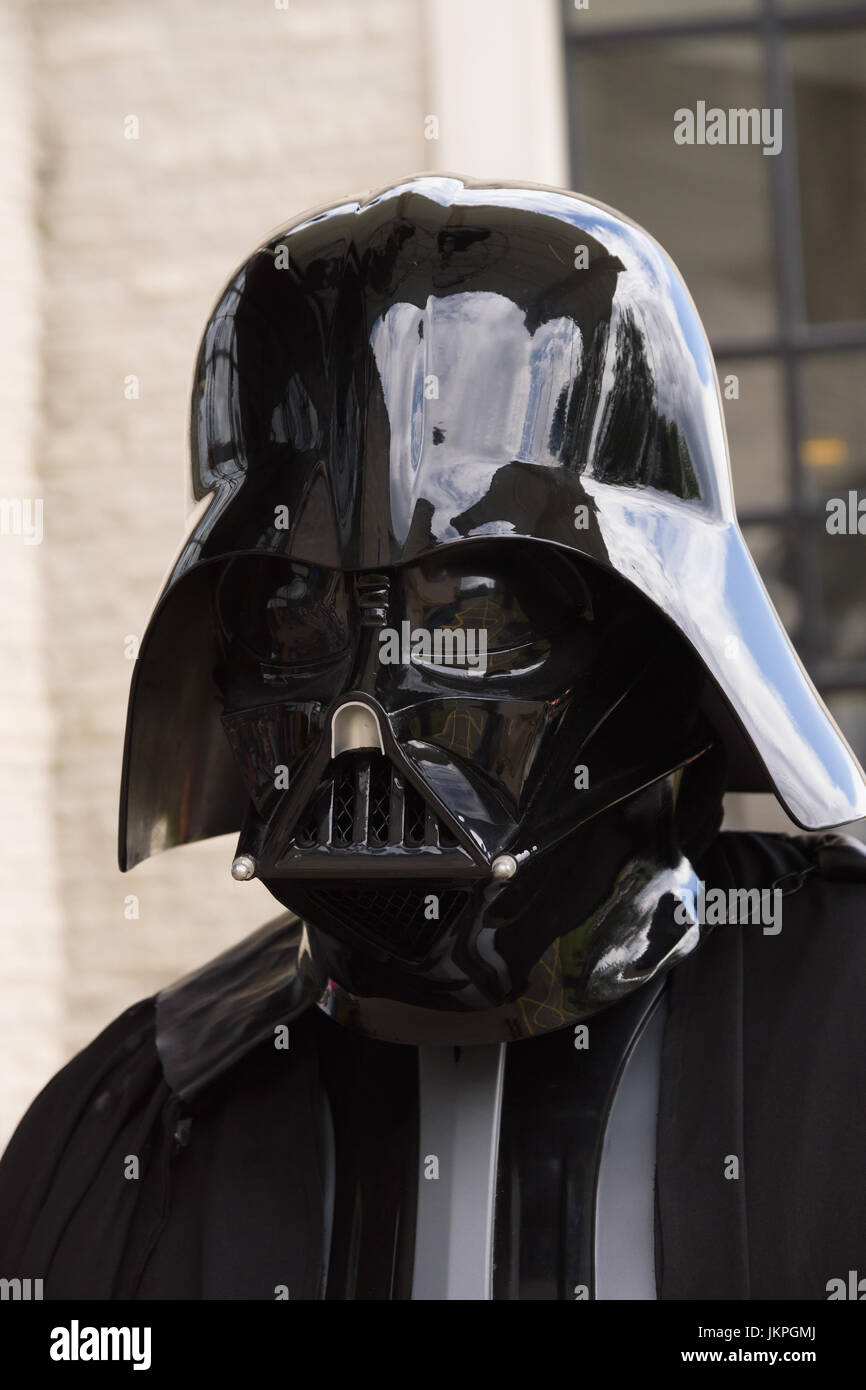 Darth Vader Cosplayer verkleidet als der Bösewicht aus den Star Wars Filmen gesehen auf einer lokalen Comic und Cosplay-convention Stockfoto