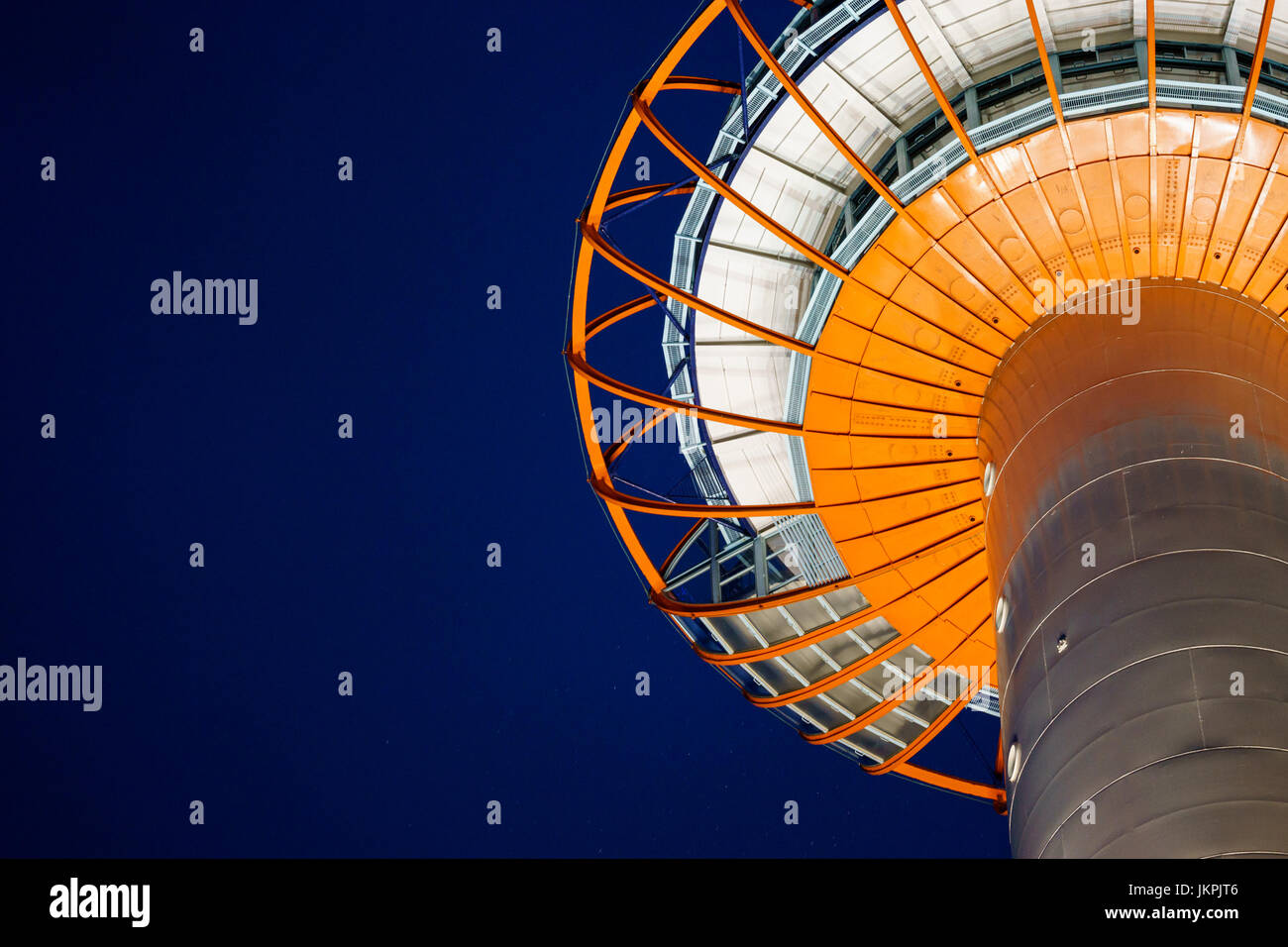 Unteransicht des Kyoto Tower bei Nacht Stockfoto