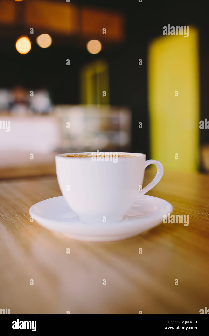 Nahaufnahme des weißen Tasse Kaffee auf hölzernen Theke Stockfoto