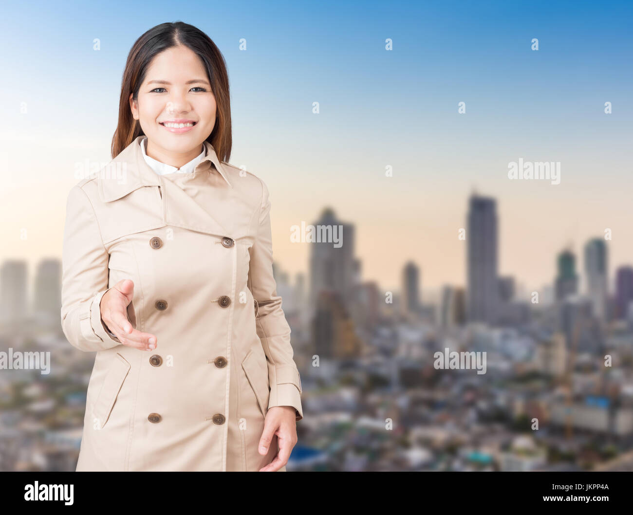 asiatische Frau trägt braune Jacke, streckte die Hand zu schütteln Stockfoto