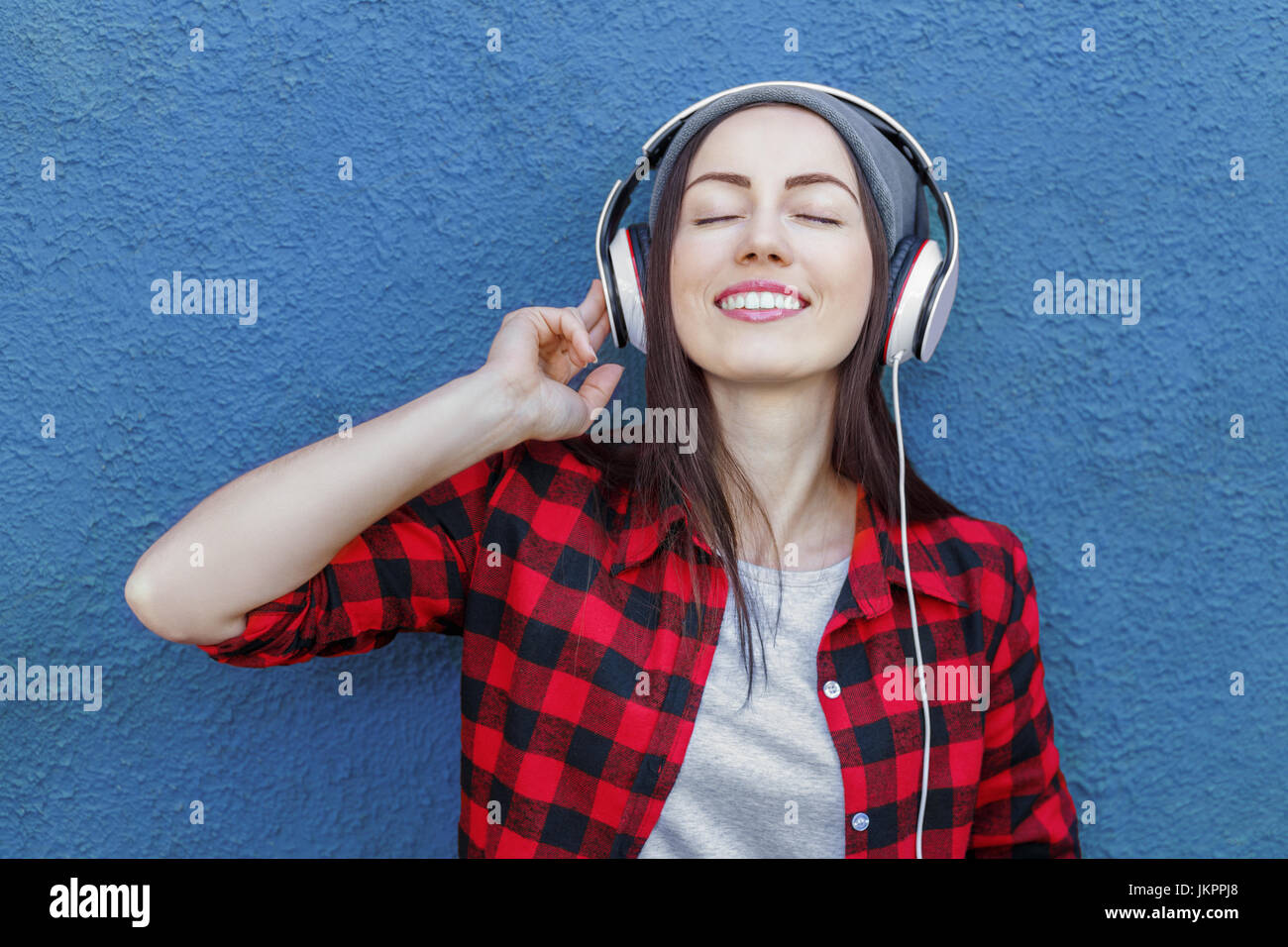 Hipster Mädchen Musik hören Stockfoto