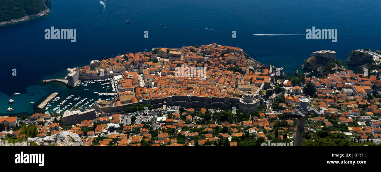 Luftaufnahme, Blick nach unten auf ummauerten Altstadt Dubrovnik, Kroatien, Europa. Stockfoto