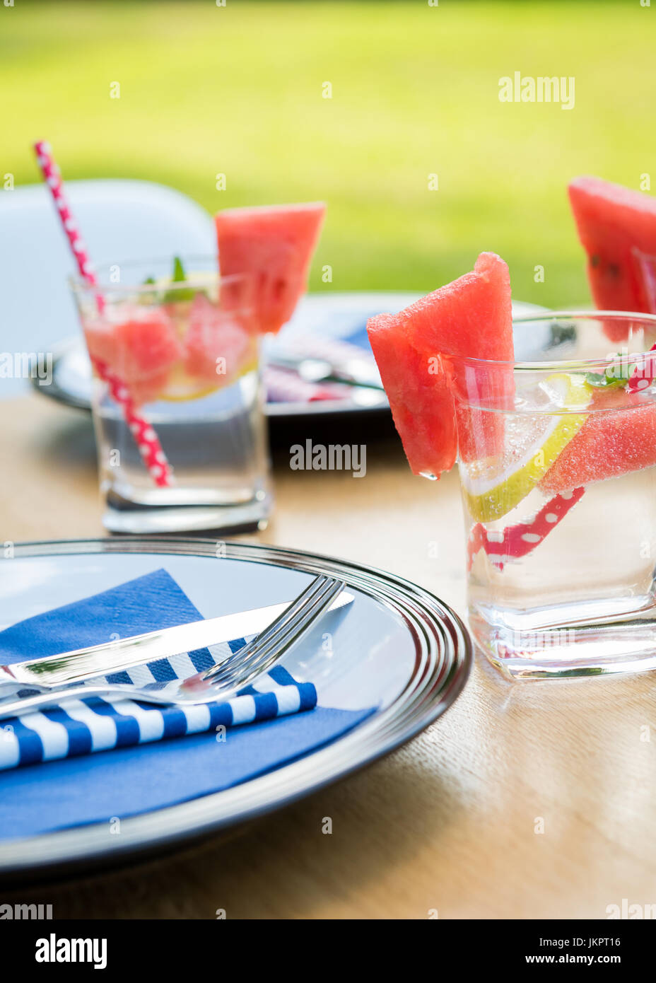 Sommer-Garten-Party-Tischdekoration Stockfoto