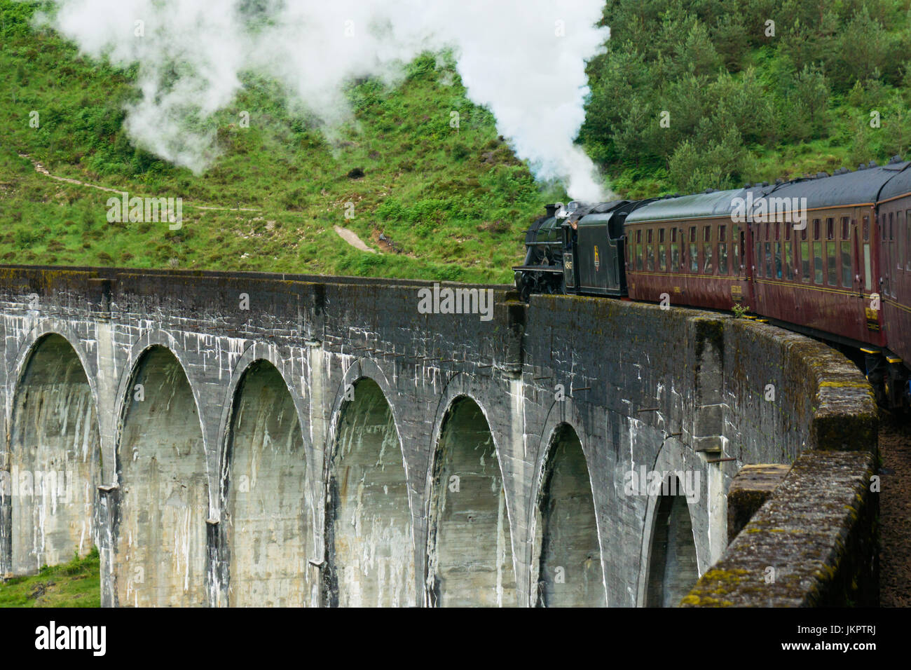 Die Jacobite Dampfzug auf dem Viadukt Glenfinnan (Glenfinan) wie in Harry Potters Filme gesehen. Viadukt in den schottischen highlands Stockfoto