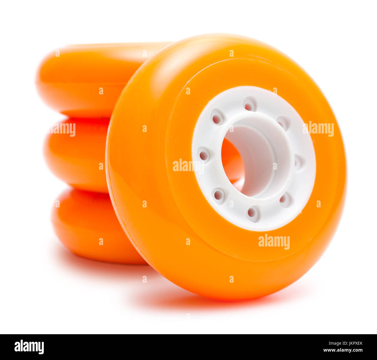 Orange Inline Skates Räder isoliert auf weiß Stockfoto