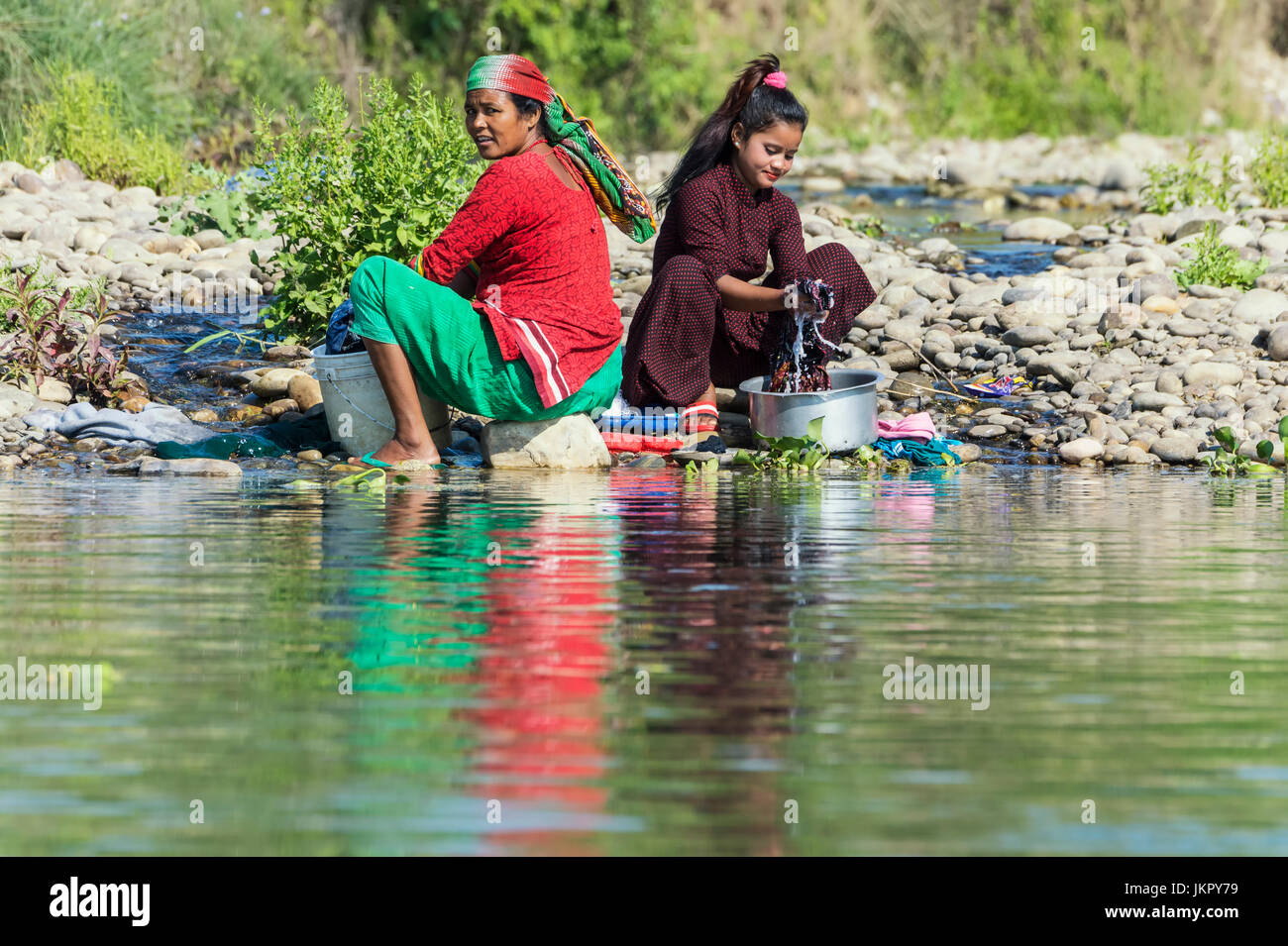 Nepalesische Frauen Wäsche waschen in einem Fluß, für den redaktionellen Gebrauch nur, Chitwan Bezirk, Nepal Stockfoto