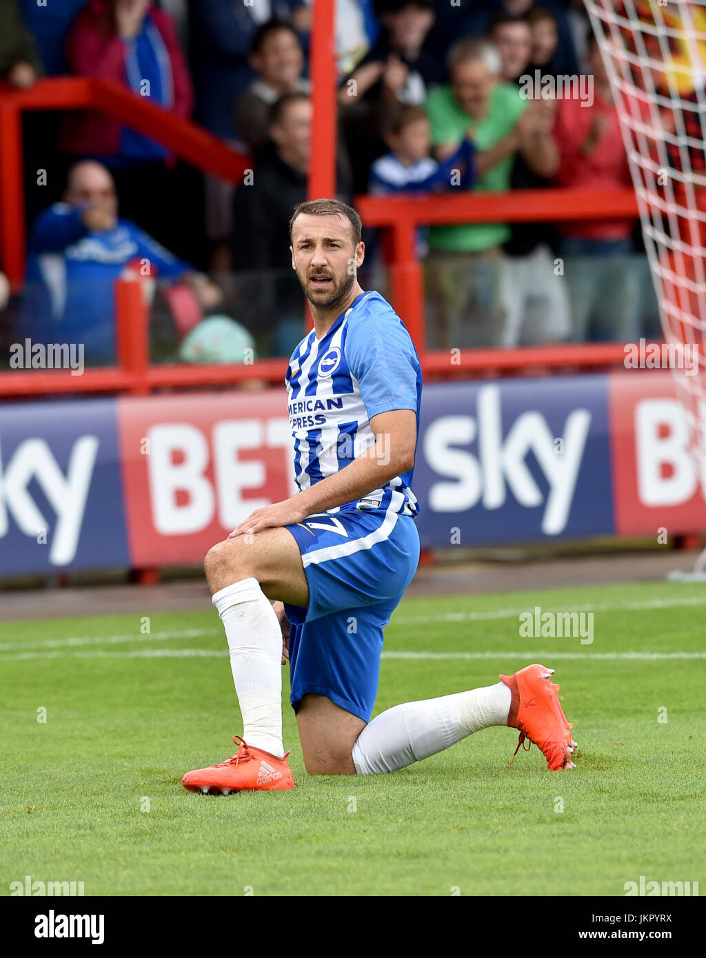 Glenn Murray von Brighton während des Freundschaftsspiel zwischen Crawley Town und Brighton und Hove Albion im Checkatrade Stadium in Crawley. 22. Juli 2017 – nur zur redaktionellen Verwendung. Keine Verkaufsförderung. Für Football-Bilder gelten Einschränkungen für FA und Premier League. Keine Nutzung des Internets/Handys ohne FAPL-Lizenz - für Details wenden Sie sich an Football Dataco Stockfoto