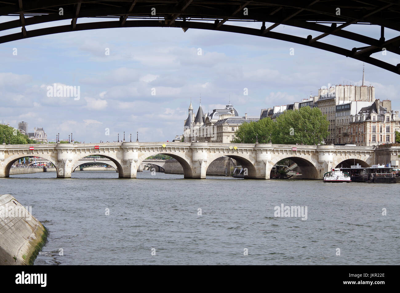 Eisenkonstruktion von pont des arts Fotos und Bildmaterial in hoher