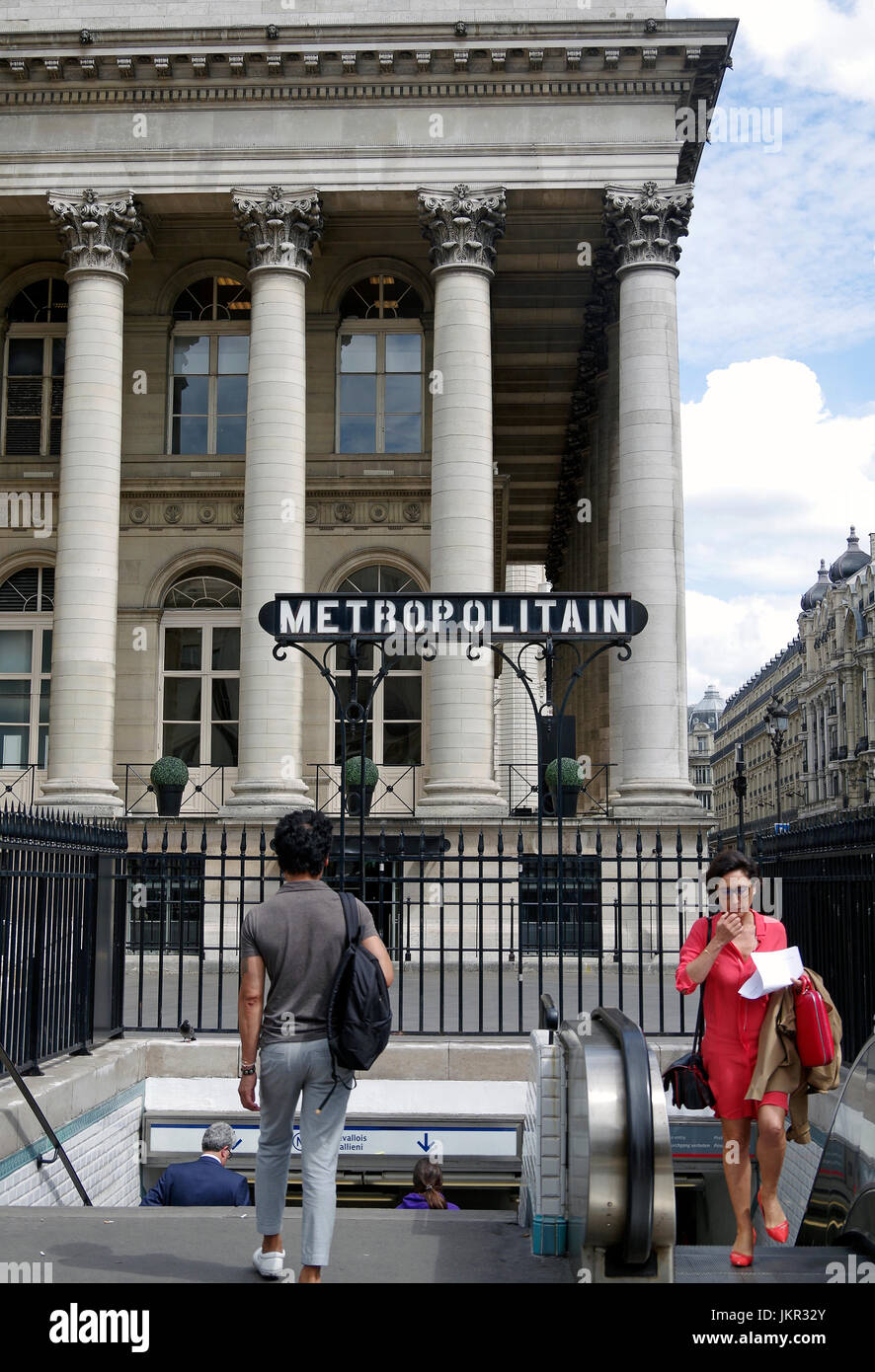 Ecke der Börse von Paris, Eingang zur Metrostation Bourse, Stockfoto
