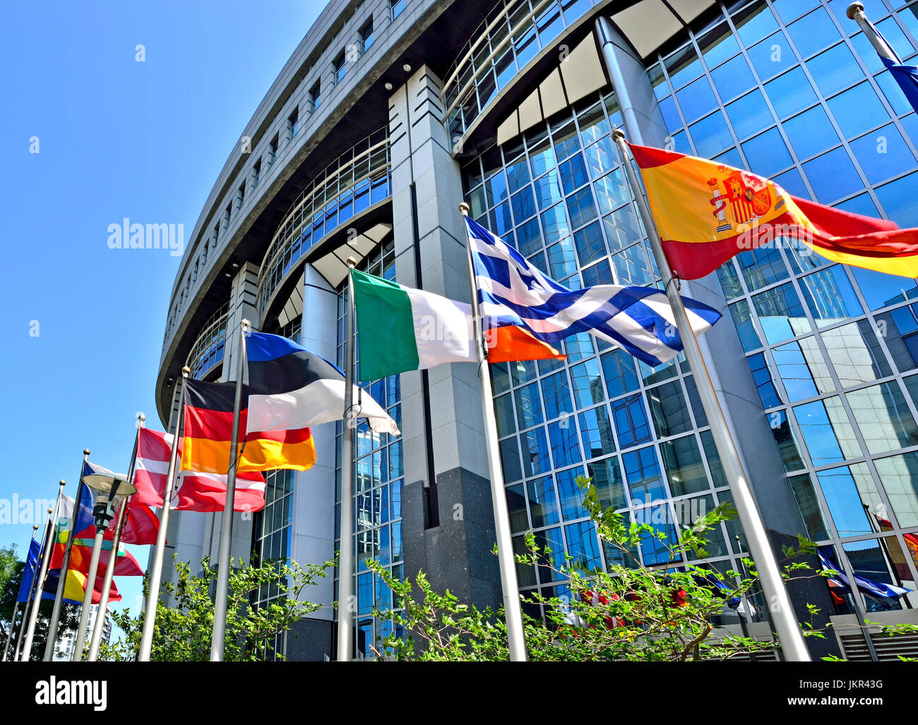 Brüssel, Belgien. Gebäude des Europäischen Parlaments - Nationalflaggen Stockfoto