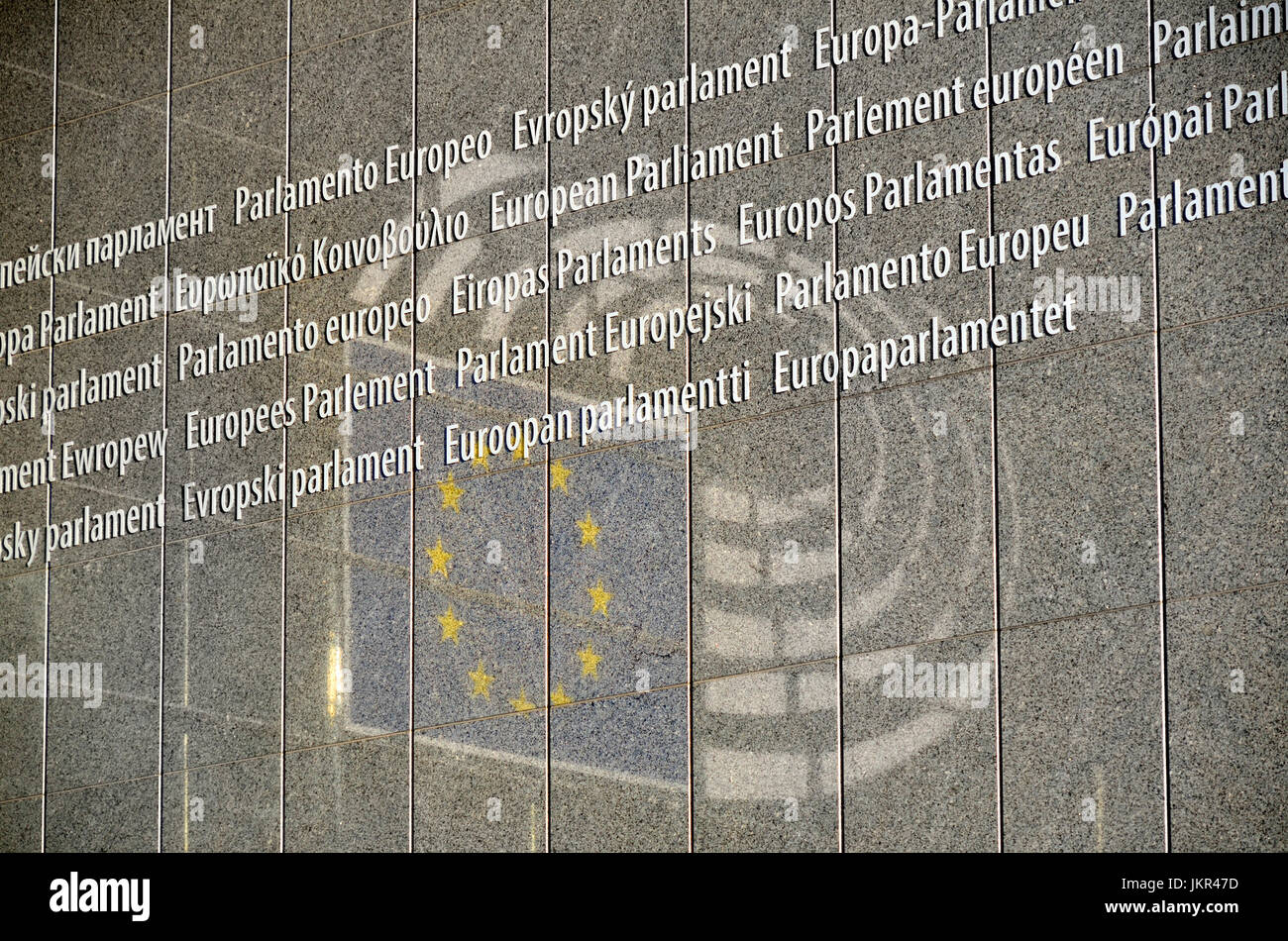 Brüssel, Belgien. Gebäude des Europäischen Parlaments. Alle Sprachen der EU und der Reflexion des Parlaments Symbols am Haupteingang Stockfoto