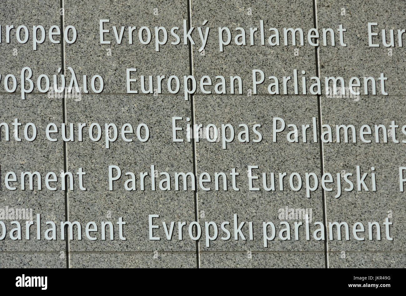 Brüssel, Belgien. Gebäude des Europäischen Parlaments. Alle Sprachen der Europäischen Union am Haupteingang Stockfoto