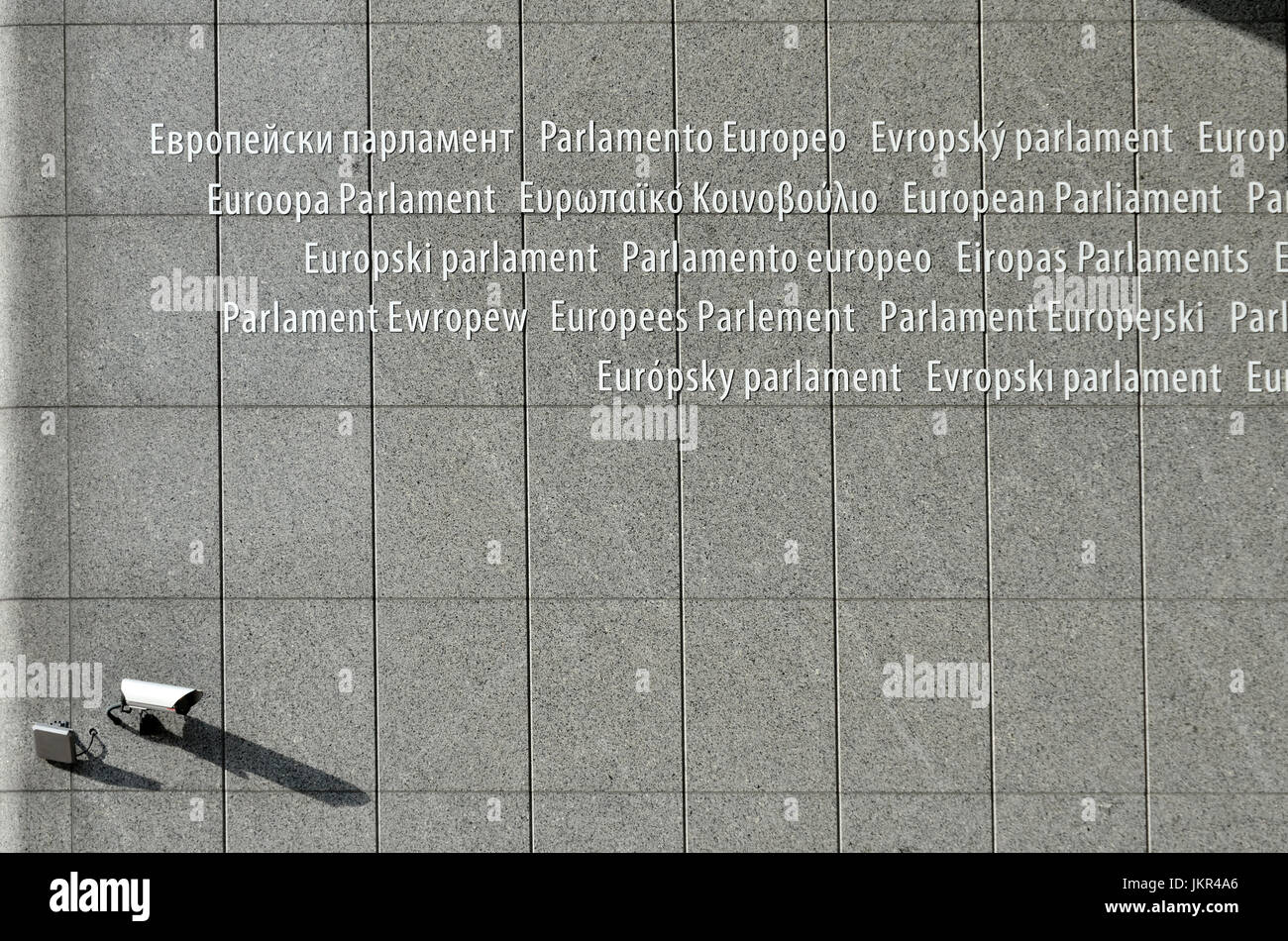 Brüssel, Belgien. Gebäude des Europäischen Parlaments. Alle Sprachen der Europäischen Union am Haupteingang Stockfoto