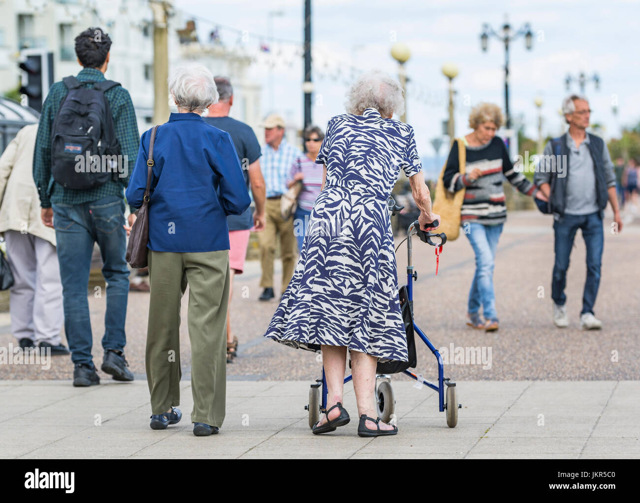 Rollator Gehhilfe. Ältere Frau gehen mit einer fahrbaren Gehhilfe oder  fahrbare Gehhilfe in England, Großbritannien Stockfotografie - Alamy