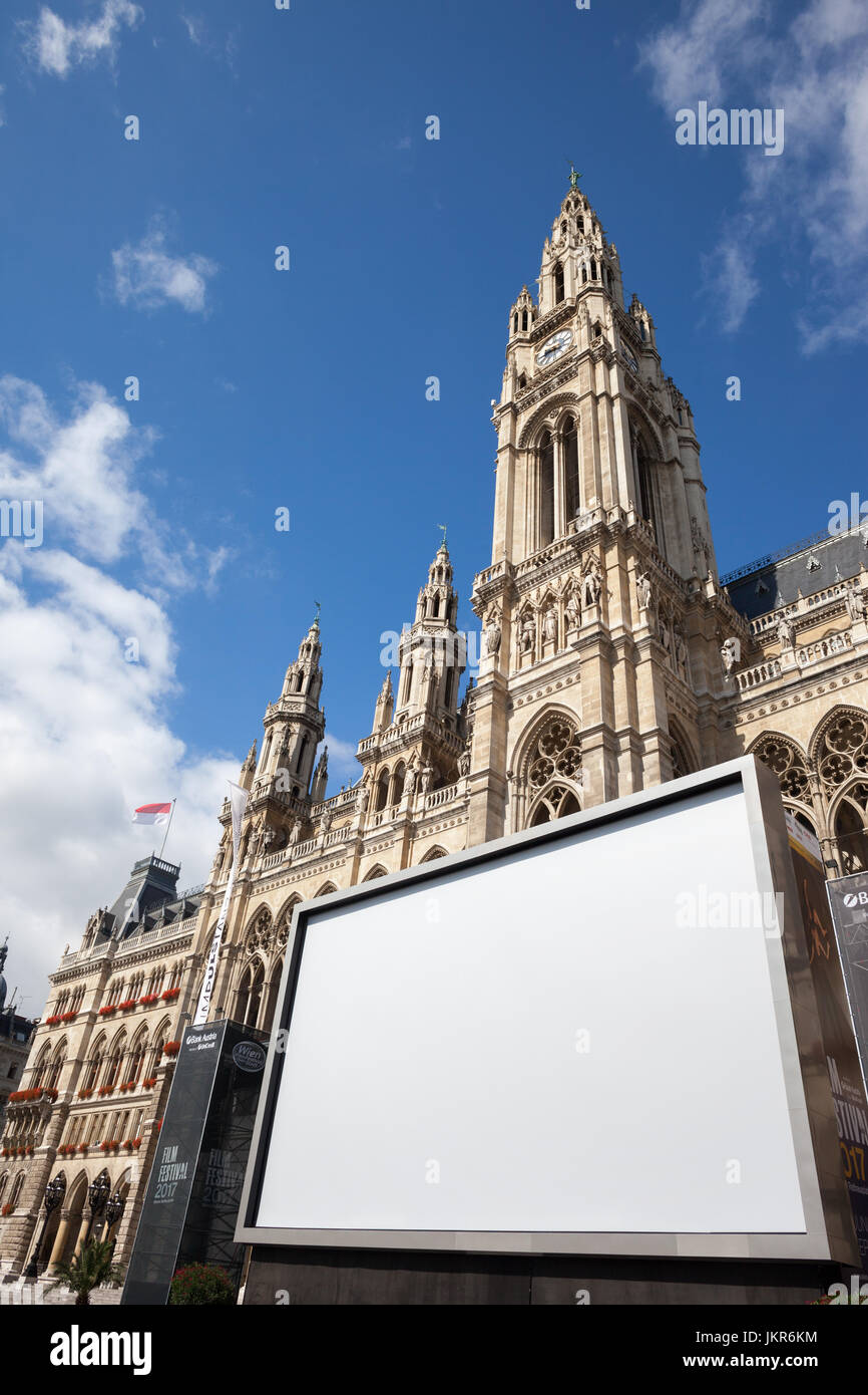 Österreich, Wien, großen Bildschirm vor dem Wiener Rathaus für 27. Filmfestival am Rathausplatz vom 30. Juni bis 3. September 2017 Stockfoto