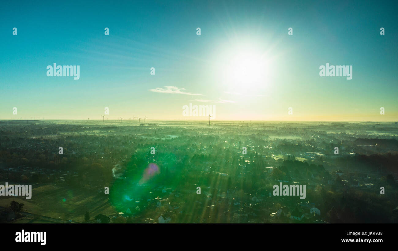 Luftaufnahme von Gebäuden in Landschaft gegen Himmel bei Sonnenaufgang, Berlin, Brandenburg, Deutschland Stockfoto